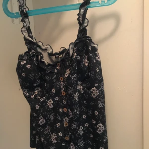 Blommigt linne - Bustierliknande topp med knappar och lite volanger  [Frakt 35kr]