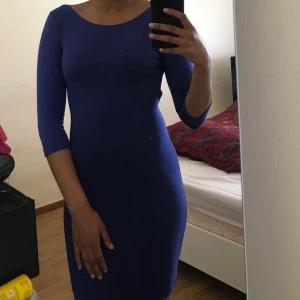 Blå klänning - Använt en gång! Klänningen är bekväm och går ungefär till knäna. Öppen på baksidan och har fin form. Passar bra till olika tillfällen☀️ Storlek XS men kan även användas som S 😊 köpt för 299kr