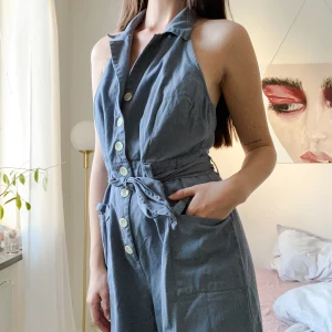 Asos denim jumpsuit  - Jumpsuit från Asos, använd ett fåtal gånger. Färgen är mest lik första bilden. 