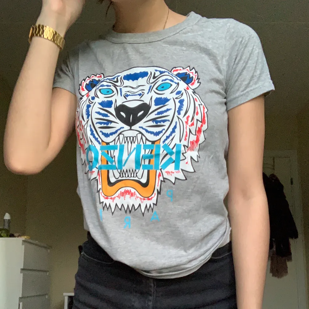 En ”kenzo” tröja, köpt i Thailand, bra skick. 65kr + frakt tillkommer💓. T-shirts.