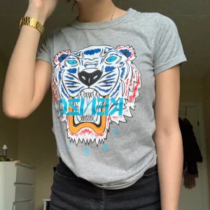 Kenzo tröja - En ”kenzo” tröja, köpt i Thailand, bra skick. 65kr + frakt tillkommer💓