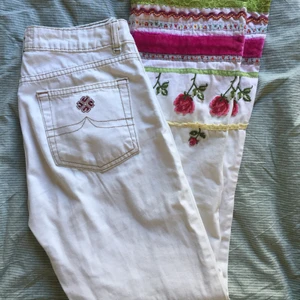 Vita jeans med detaljer - Ett par vita jeans med kontursömmar och jättefina detaljer på nedre byxbenen. Passar mig perfekt som är strl S. Säljer pga det är inte riktigt min stil längre. Köpta på humana nypris 300 kr.