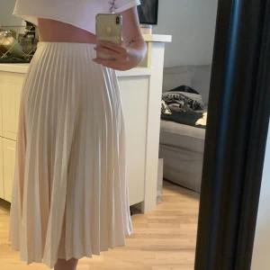 Längre kjol - Den är i färgen beige/champagne och är i storlek S från Zara! I väldigt gott skick och endast använd några fåtal gånger! 