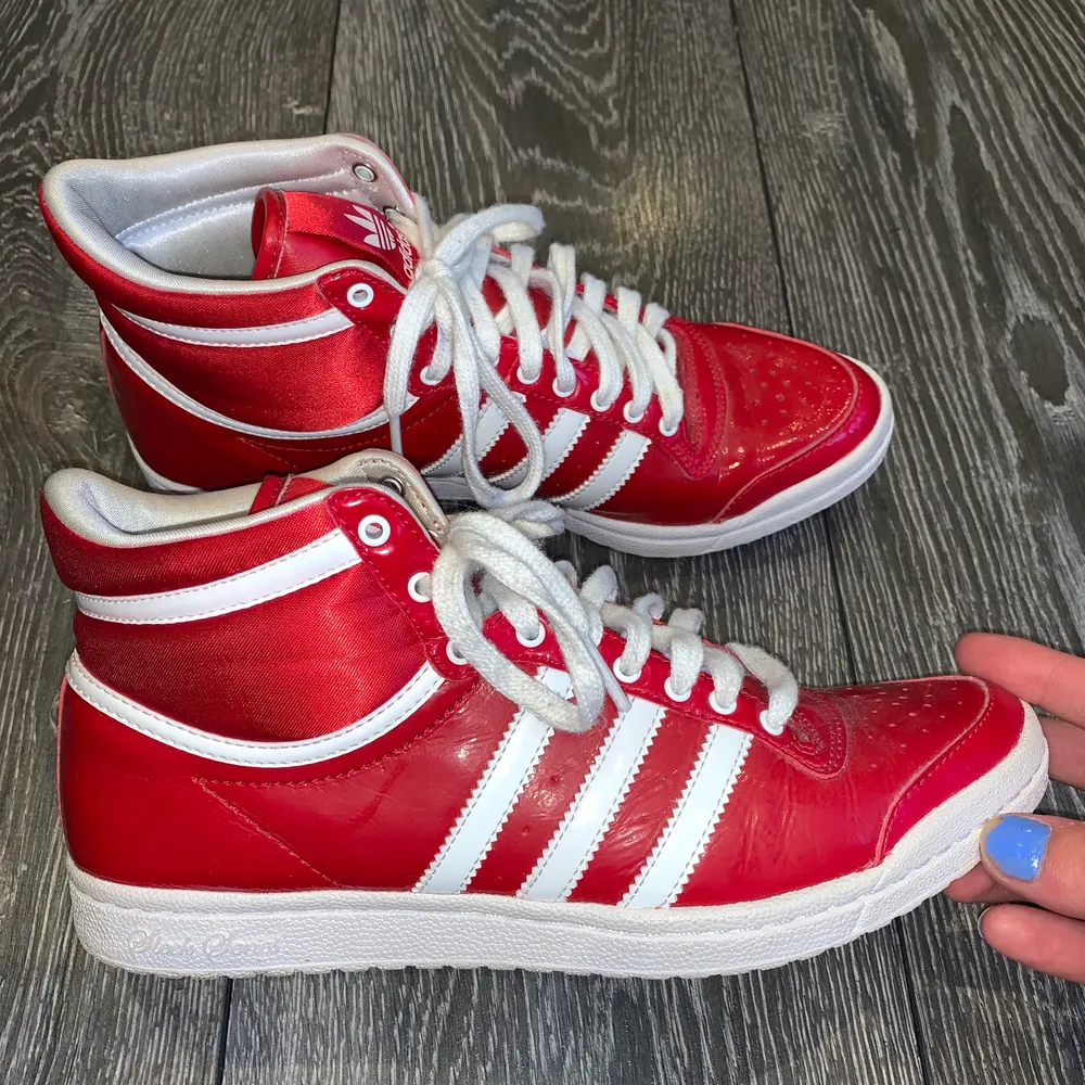 Ett par suuuper coola röda sneakers från Adidas Sleek Series. Nästintill oanvända! Säljer pga att dom tyvärr är lite för långt utanför min comfortzone. Nypris ca 1200kr. Högsta bud gäller. Frakt tillkommer.. Skor.