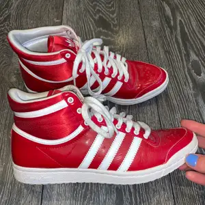 Ett par suuuper coola röda sneakers från Adidas Sleek Series. Nästintill oanvända! Säljer pga att dom tyvärr är lite för långt utanför min comfortzone. Nypris ca 1200kr. Högsta bud gäller. Frakt tillkommer.