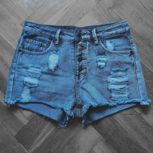 Jeansshorts - Sköna höga jeansshorts med knappknäppning fram. 