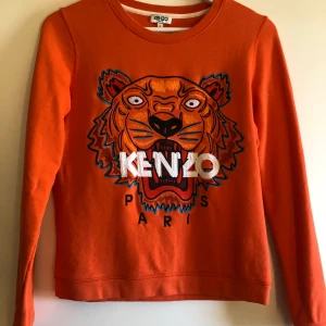 Kenzo - Orange kenzo tröja, köpt för ca 2-3 år sedan men knappt använd. Köpt på NK Göteborg för 2000 kr.