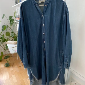 Acne skjortklänning  - Aldrig använd Acne klänning i mjuk jeans material. Storlek 38 men stor i storleken, passar även 40-42
