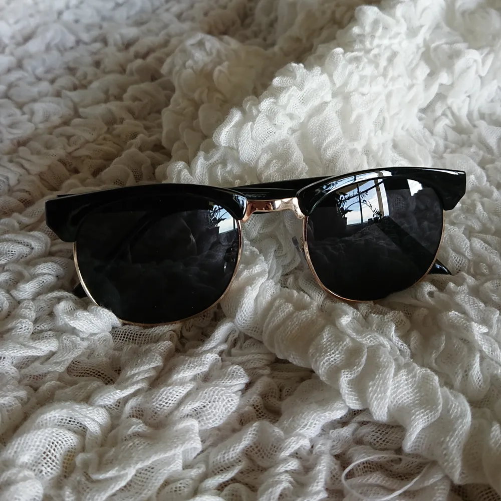 Fina solglasögon från HM i fint skick 😎🖤 Köpare står för frakt . Accessoarer.