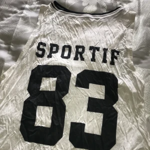 Linne - Ett linne från Ginatricot. Använd men i bra skick. Frakten ingår! 