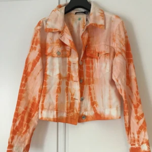 Tie dye jacka - En snygg jacka men den har aldrig kommit till användning och skulle säga att den är ganska liten i storlek (frakt tillkommer) 