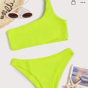 Jättefin one-shoulder neon gul/grön bikini från SHEIN. Perfekt till sommaren. Endast provad.     Säljer pga att den var lite liten på mig som annars har s. Frakt: 29 kr. Om fler är intresserade buda i kommentarerna.