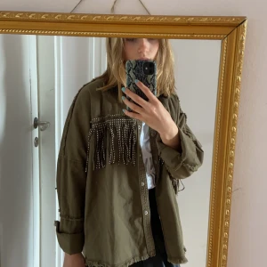 Super snygg vår, sommar och höst jacka - Säljer en super snygg jacka från Zara. Älskar den här jackan men säljer den pga att jag har för många jackor. Den är slut på Zaras hemsida och i butik. Ser ut som ny. Den är storlek xs men den är oversized så passar säkert på nån som har m oxå🥰🥰