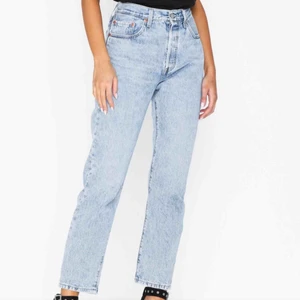 Levis 501 crop - Levis 501 crop  Färgen heter Montgomery baked. Knappt använda.  Nypris 1199:-