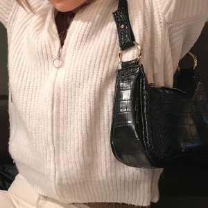 Väska  - Säljer denna väska, den är mycket fräsch dock har den på bandet man har vid axeln lite slitningar men de är ingenting som man tänker på. Säg till om ni vill ha närmare bilder 🤗