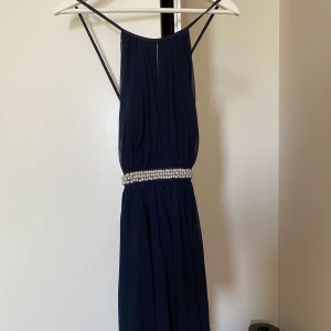 Finklänning storlek XS/S - Fin klänning med öppen rygg från Elise Ryan. Storlek XS (passar även S), klänningen slutar strax över knäna. Använd 1 gång, inköpspris runt 500kr. Kan mötas upp i Västerås annars står köparen för frakt.