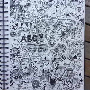 Ritar bild på dig 100% går till BLM - Jag kommer rita en valfri bild på vem du vill i antingen bleck eller blyerts. 50% gå till Human Rights Campain för transexuella svarta kvinnor och 50% går till ActBlue. Tillsammans kan vi göra skillnad<3 Kan mötas upp i Stockholm annars står du för frakt 