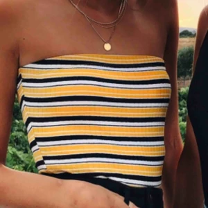  - Randig bandlös body i storlek S. Säljes för 150kr inkl frakt 😇