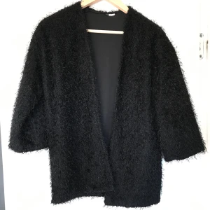 Lurvig kofta - Svart lurvig kofta. Kan hämtas upp i Stockholm eller skickas mot frakt
