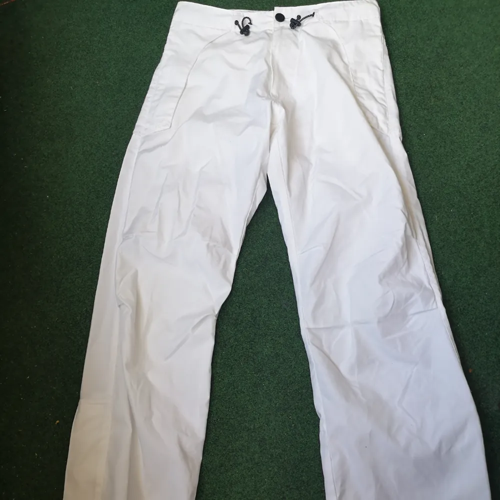 Fina vita byxor Priset inkluderar frakt och kan diskuteras vid snabb handel . Jeans & Byxor.