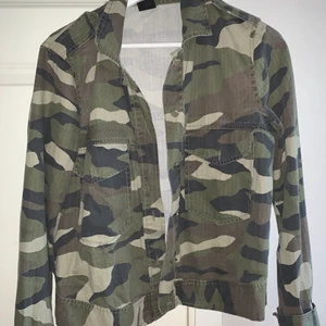 Army Jacket Ginatricot - Militärinspirerad jacka från Ginatricot. Storlek 36. Köpt för 399kr säljs för 200kr men kan diskuteras vid snabb affär