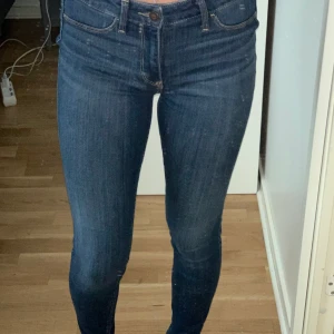 HOLLISTER JEANS - Jeans från hollister. Storlek W26L28, skulle säga att det är en S. Jag är 163 cm och byxorna sitter bra men är väldigt stretchiga så det kan passa även M. Sitter tight vid anklarna också. Pris kan diskuteras, köptes för 450, använd få gånger
