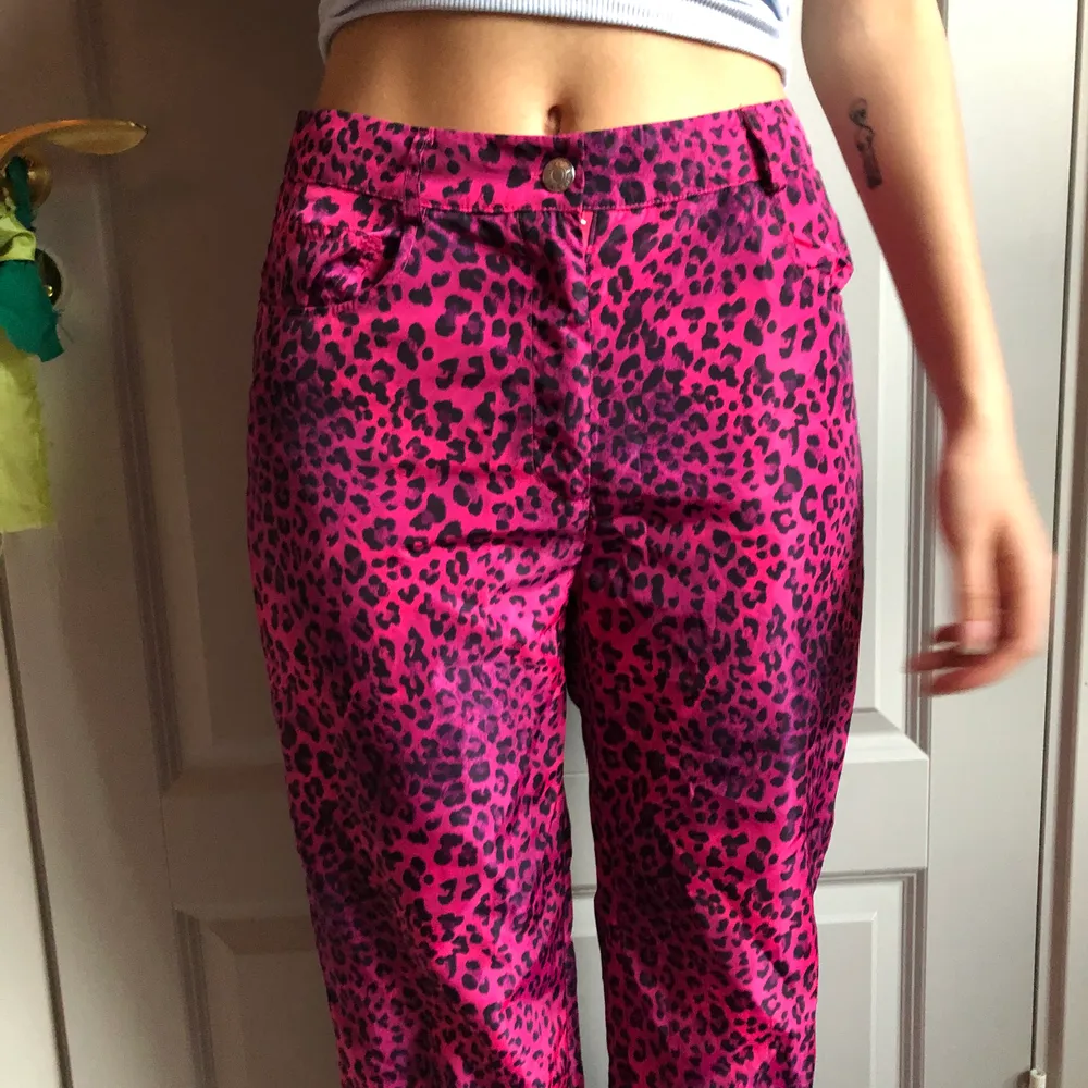 Helt oanvända rosa cheeta print byxor från dollskill!💘. Jeans & Byxor.