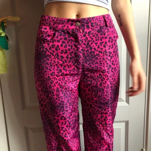 Cheetah loose fit pants💘 - Helt oanvända rosa cheeta print byxor från dollskill!💘