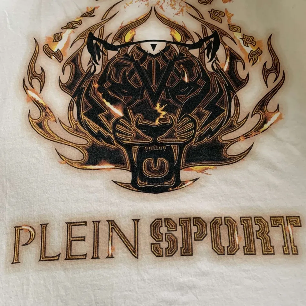 Plein sport T-shirt använd fåtal gånger köpt för ca 1500kr på zalando  säljes för 650 pris kan Diskuteras vid snabb affär storlek m. T-shirts.