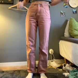 Rosa jeans - Rosa jeans från weekday i modellen row. Näst intill osynliga småfläckar vid gylfen och bakfickan🍋🍋alla plagg för 30kr, 5 plagg för 100kr!!!!