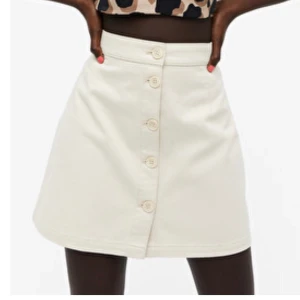 jeanskjol - Monki - Säljer nu perfekta jeanskjolen från Monki! 1a bilden visar hur den sitter på modellen på hemsidan men i en annan färg då kjolen köptes för ett år sedan och inte finns kvar i samma färg! Storlek 32 (jag brukar ha 34/36 och den passar) Nyskick💕 