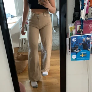 Monki beige vida jeans, strl 26 - Balla byxor från monki, säljer pga av de inte kommer till användning mer, priset kan sänkas vid snabb affär. Nypris 400kr, frakt står köparen för💕
