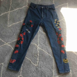  - Säljer mina Monki kimomo jeans då de inte riktigt är rätt passform för mig. Jeansen är köpta på Plick för ett tag sedan, men har bara använts ett fåtal gånger. Fraktar spårbart för 63 kronor. 