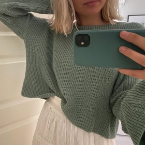 Stickad tröja - Så fin stickad tröja från Na-kd i storlek xs, knappt använd och i jättebra skick! Köparen står för frakt💕