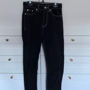 Ett par coola svarta jeans med vita sömmar från Junkyard i storlek xxs. Skulle dock säga att de passar i storlek xs. Aldrig använda!! Köpte för 500 kr och säljer för 150 kr eller högsta bud!! 🖤