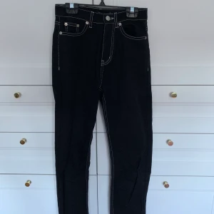 Byxor från Junkyard - Ett par coola svarta jeans med vita sömmar från Junkyard i storlek xxs. Skulle dock säga att de passar i storlek xs. Aldrig använda!! Köpte för 500 kr och säljer för 150 kr eller högsta bud!! 🖤