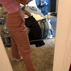 Rosa läder byxor - Ett par super snygga fejk läder byxor från NAKD. Storlek 38 passar mig i längd som är 165 men de är tyvärr för stora i midjan. Använt byxorna endast 2 gånger. Betalning sker via swish🌸 (+frakt)