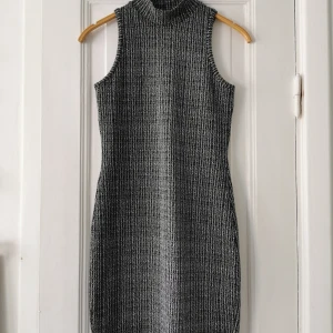 Tight grå poloklänning kort ärm - Snygg figurnära gråmelerad klänning med lätt polokrage. 