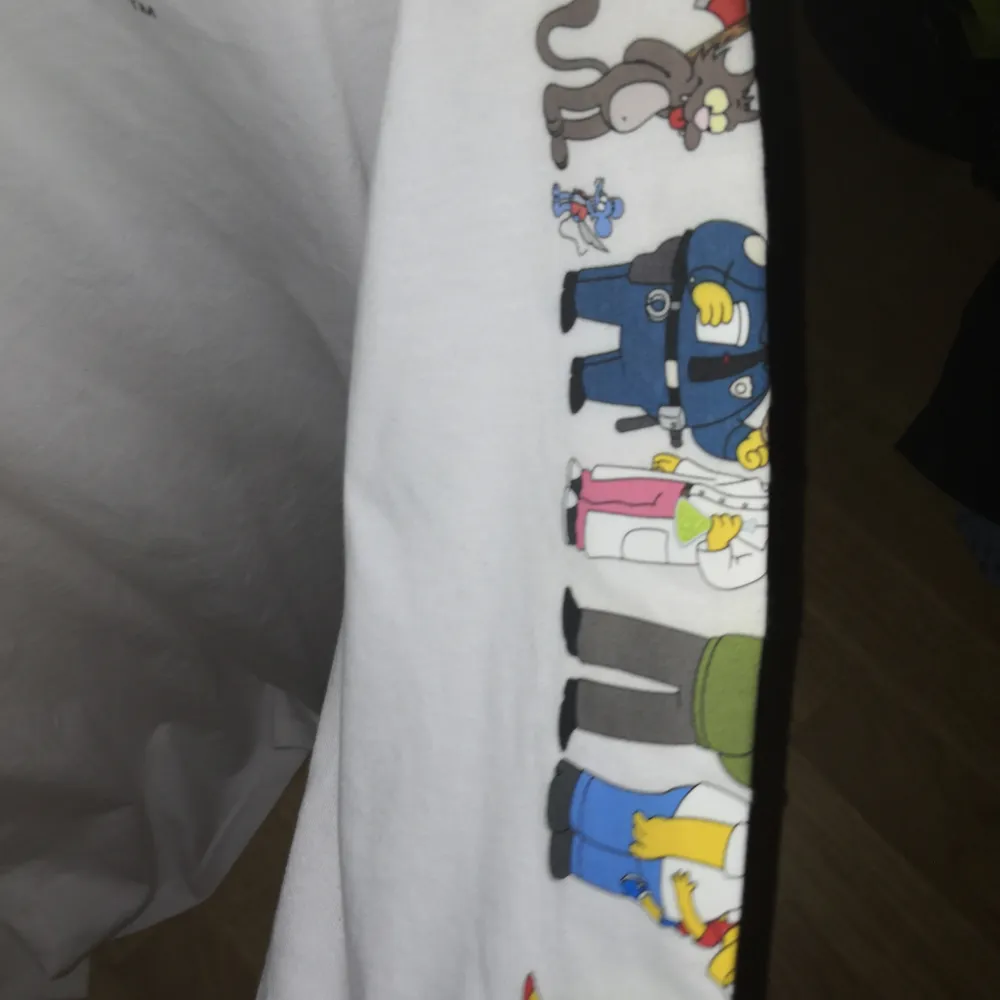 Simpsons tröja från hm, killstorlek xs, passar som en s/m, aldrig använd original pris 200 kr. Tröjor & Koftor.