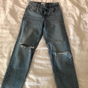 Mom jeans från Zara  - Mom jeans från Zara, knappt använda! På bilden ser de ganska mörka ut, de är ljusare i verkligen. Storlek 34✨