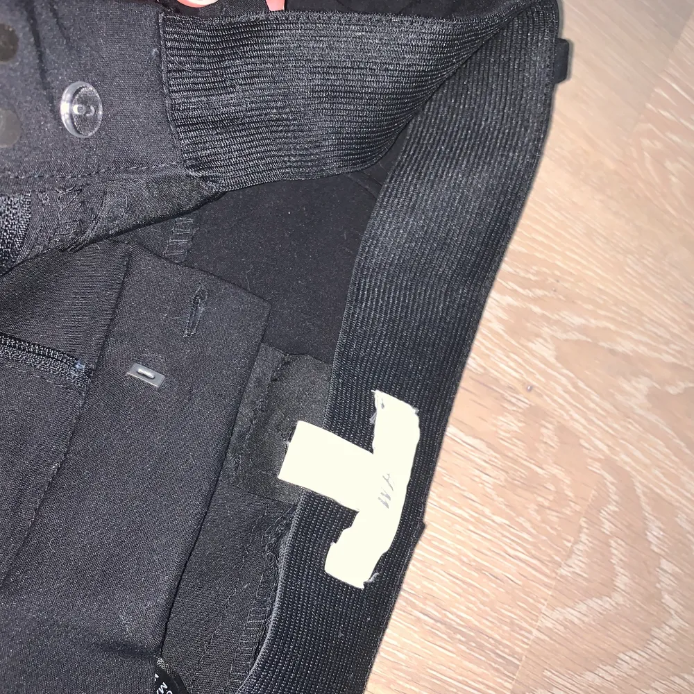 Svarta kostymbyxor i strl 36 från H&M. Ena hylsan där man stänger är borta, vilket syns på bild 3. Detta är däremot inget som syns när byxorna sitter på. Använda ca 5 gånger. Pris 90kr + frakt. Jeans & Byxor.