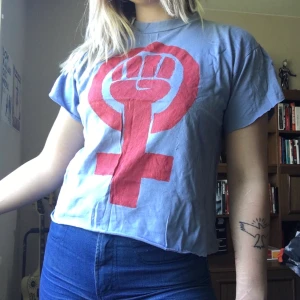 Tshirt - Tisha! Avklippt och handtryckt, knappt använd. 70s-feeling. 50 pix + frakt!   Katt finns i hemmet!  70s, 70-tal, feminism, kvinnokamp, secondhand, 2hand, t-shirt