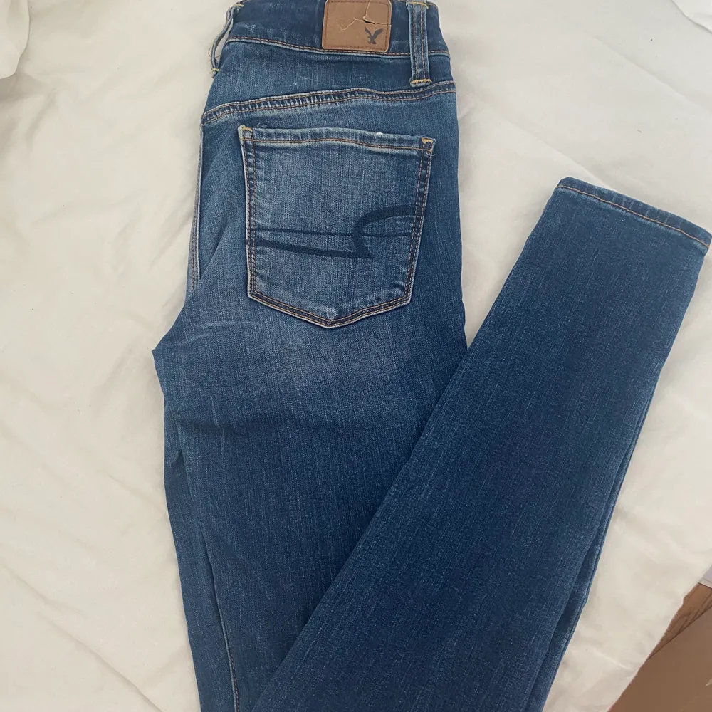 Mörktvättade hi-rise jeans från American Eagle, använd fåtal gånger. Lappen där bak är det ända som är slitet. Köparen står för eventuell frakt🌸. Jeans & Byxor.