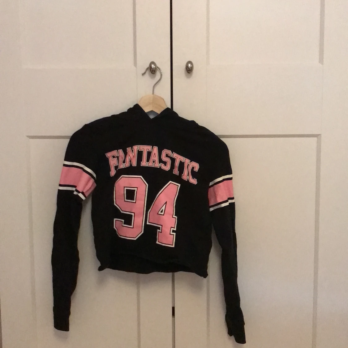 Svart hoodie med text i strl 158/164