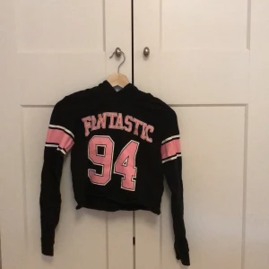 Svart hoodie med text i strl 158/164 - Har används ganska mycket men är i ett ganska bra skick.