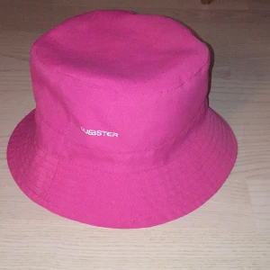 buckethat - jättegullig rosa fiskehatt! lite använd men inget som märks tydligt :) först till kvarn, om det är fler intresserade bli det budgivning! HÖR AV ER VID FRÅGOR ☀️☀️☀️