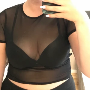 Mesh tröja strl M - Jättefin genomskinlig mesh tröja från monki. Använd fåtal gånger. Ett litet hål vid sömmen i midjan.