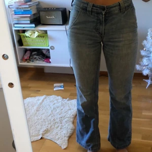 Jeans från Filippa K - Bootcut jeans från Filippa K som sitter så bra och jag är 174 och dom är bra i längden. Dom är lite för tajta på mig så därför säljer jag.