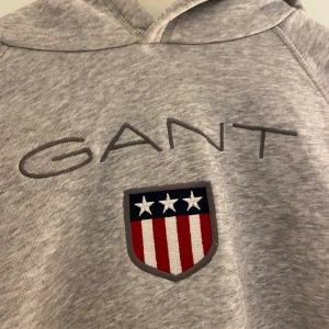 Gant hoodie  - En grå gant hoodie som är i väldigt fint skick. Storlek S