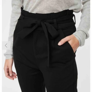  - Jätte fina kostym byxor med en rosett knytning ifram💗💗 väldigt sköna och rörliga 